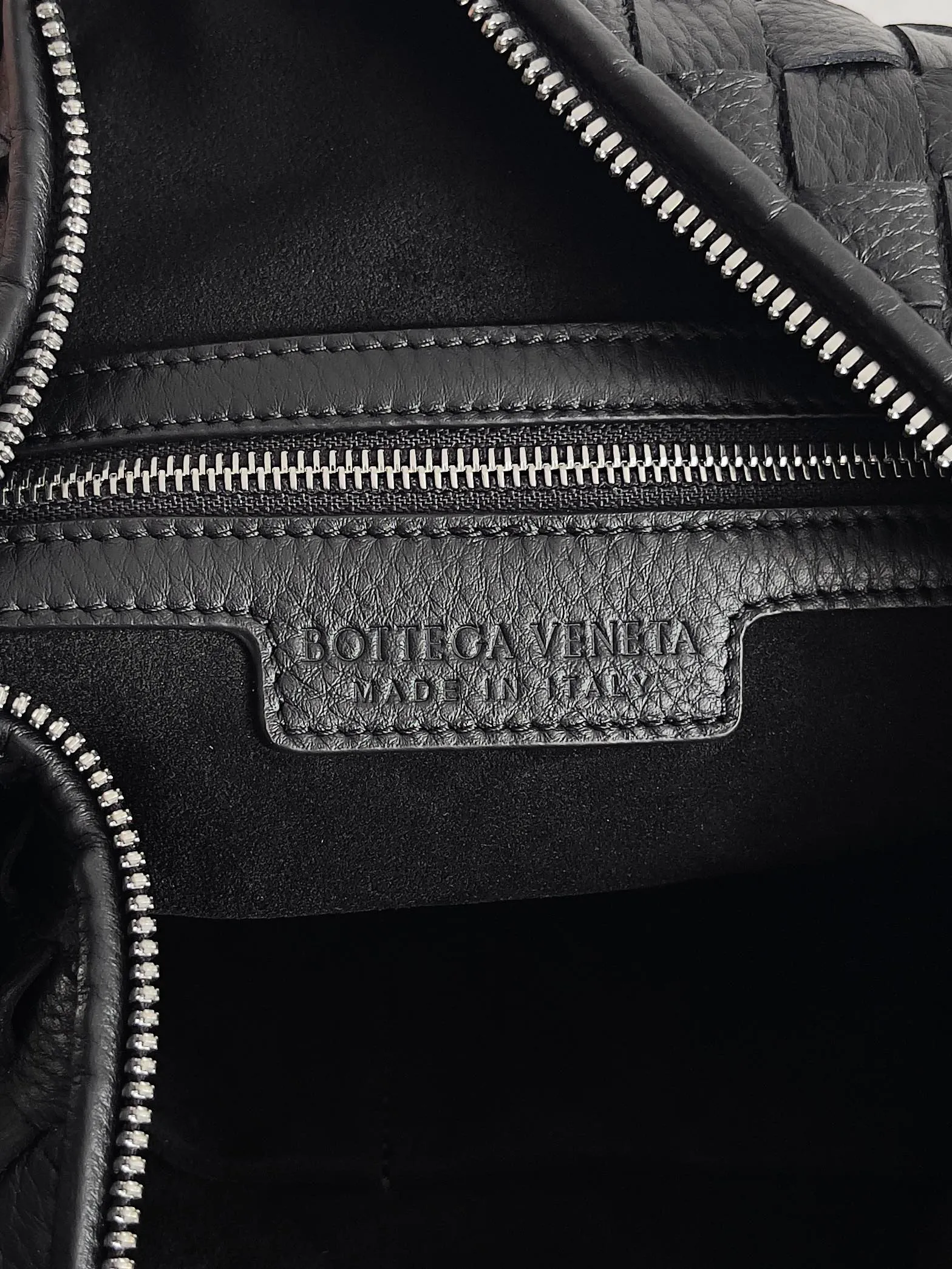 Batch 2800 BOTTEGA VENETA's new Traveler deerskin series is here! The travel season is coming soon, and I believe you must need a large-capacity and simple bag. This new Traveler is very in line with the current travel craze. The whole bag is designed with deerskin and is made of the highest quality leather. It feels tougher to the touch. The super large capacity is suitable for short trips. Traveling with friends and family does not require carrying heavy luggage. It is also very convenient for friends who often travel for work. You can carry two changes of clothes and a computer with you. It also comes with an adjustable shoulder strap to free your hands. Style number: 806974 Size: 44*33*9cm